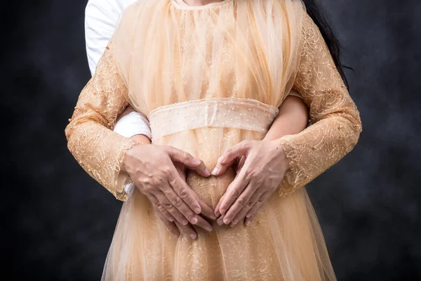 Terhes Pár Megható Has Mutatja Szív Szimbólum Kézzel Fekete Háttér — Stock Fotó