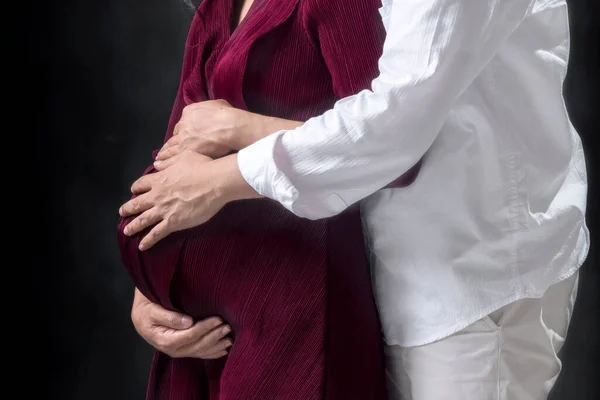 Embarazada Pareja Tocando Vientre Con Mano Con Fondo Negro — Foto de Stock