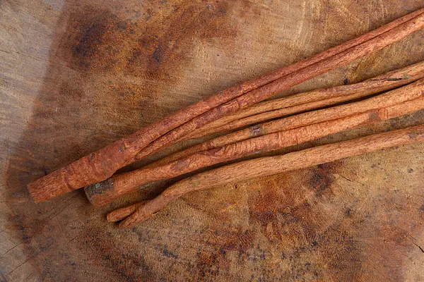 Palitos Canela Sobre Fondo Madera —  Fotos de Stock