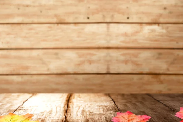 木のテーブルを背景にした紅葉 — ストック写真