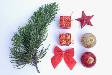 Beyaz arkaplanda izole edilmiş renkli Noel süsü