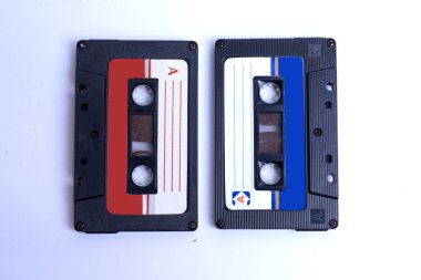 Beyaz arkaplanda izole edilmiş eski ses kasetinin görüntüsünü kapat