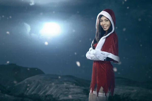 Asiatin Weihnachtsmannkostüm Bei Schneefall Mit Nächtlichem Hintergrund Frohe Weihnachten — Stockfoto