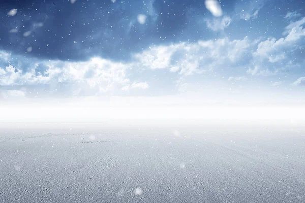 Snowfall Zimą Niebieskim Tle Nieba — Zdjęcie stockowe