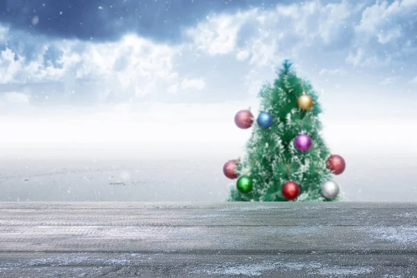 Karlı Zeminde Renkli Süsleri Olan Bir Noel Ağacı Olan Ahşap — Stok fotoğraf