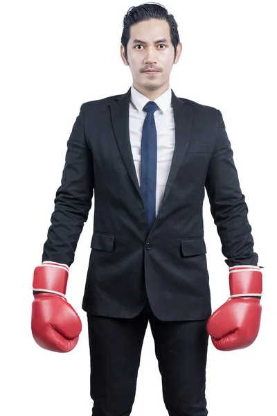 白い背景に隔離された赤いボクシングの手袋を持つアジアのビジネスマン — ストック写真