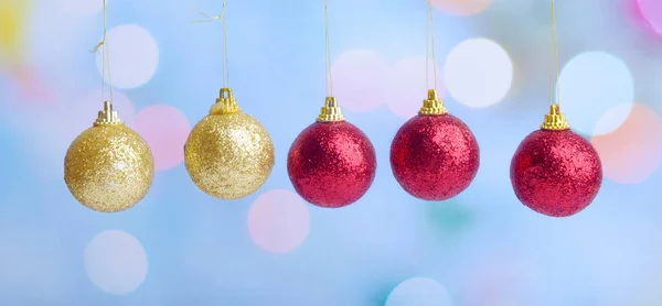 Bunte Weihnachtskugel Hängt Mit Verschwommenem Licht Hintergrund — Stockfoto