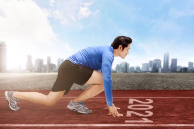 Asyalı koşucu 2021 hattında koşmaya hazır. Mutlu yıllar 2021