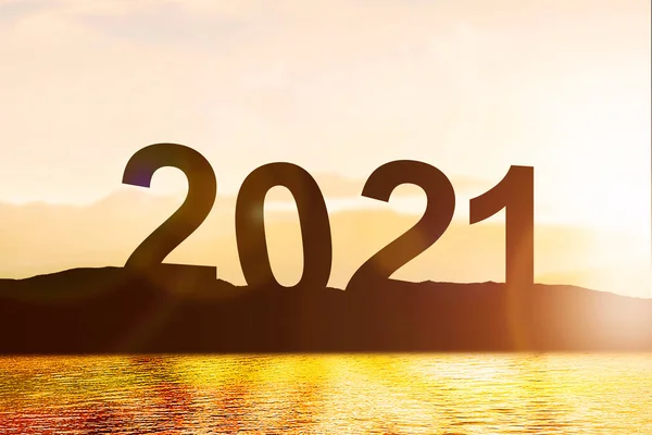 2021年的轮廓与日落的天空背景 2021年新年快乐 — 图库照片