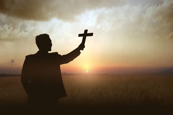 Silueta Hombre Negocios Sosteniendo Cruz Cristiana Con Fondo Cielo Atardecer — Foto de Stock