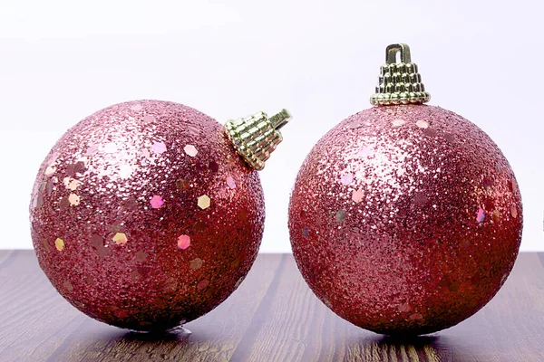 Kleurrijke Kerstbal Houten Tafel Geïsoleerd Witte Achtergrond — Stockfoto