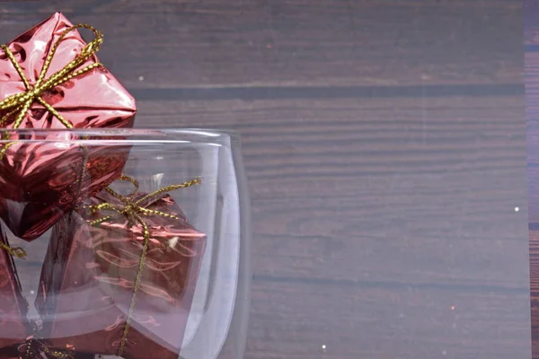 Kleurrijke Kerstversiering Glazen Schaal Houten Tafel Met Houten Ondergrond — Stockfoto