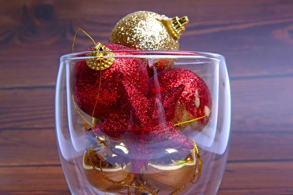 Adorno Navidad Colorido Cuenco Cristal Mesa Madera Con Fondo Madera —  Fotos de Stock