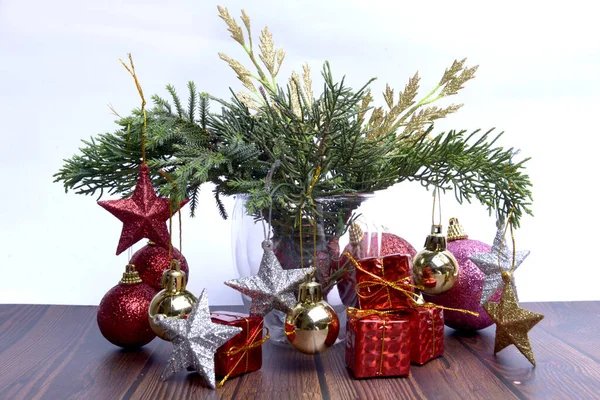 Karácsonyi Dekorációk Színes Díszek Asztal Elszigetelt Fehér Háttér — Stock Fotó