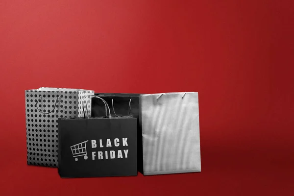 Saco Compras Com Texto Black Friday Com Fundo Colorido Conceito — Fotografia de Stock