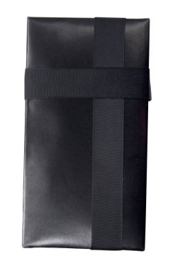 Beyaz arka planda siyah kurdeleli siyah hediye kutusu