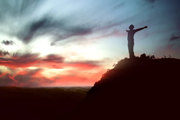 実業家のシルエットは手を上げ 日の出の空の背景を持つ神に祈る — ストック写真
