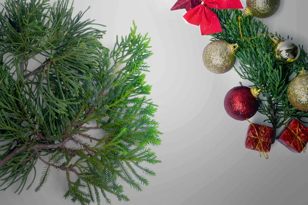 Decorazioni Natalizie Con Ornamenti Colorati Sfondo Bianco Buon Natale Ciao — Foto Stock