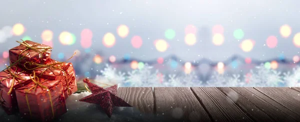 Рождественские Украшения Красочными Орнаментами Деревянном Столе Размытым Фоном Счастливого Рождества — стоковое фото
