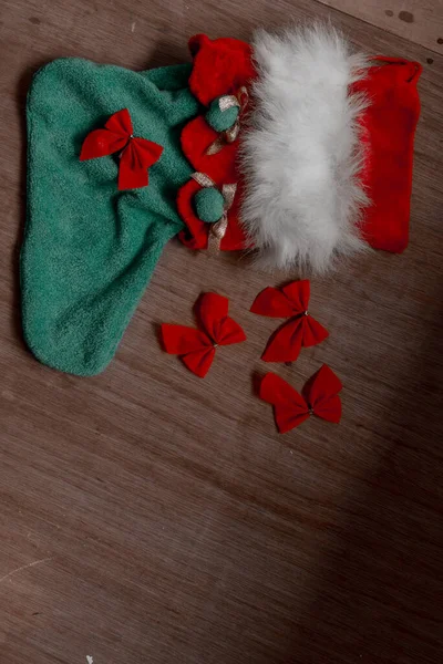 Karácsonyi Harisnya Színes Karácsonyi Dísz Fapadlón — Stock Fotó