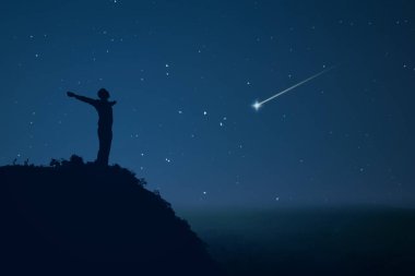 İş adamının silueti el kaldırdı ve gece sahnesinde Tanrı 'ya dua etti.