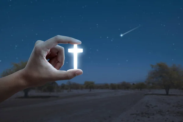 Menschliche Hand Hält Christliches Kreuz Mit Dem Hintergrund Der Nachtszene — Stockfoto