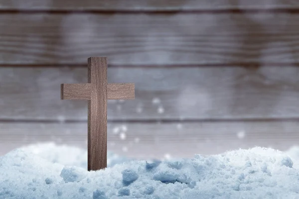Krzyż Chrześcijański Śniegu Drewnianym Tłem — Zdjęcie stockowe
