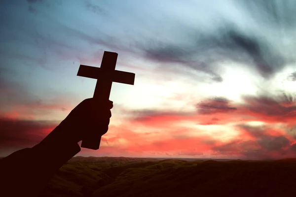 Mano Humana Sosteniendo Cruz Cristiana Con Fondo Cielo Atardecer —  Fotos de Stock