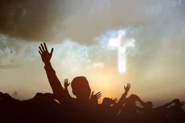 Silueta Personas Mirando Cruz Cristiana Con Fondo Cielo Atardecer — Foto de Stock