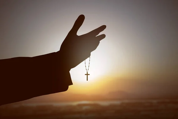 人間の手のシルエット日の出の空の背景と神に祈りのビーズを祈りながら調達 — ストック写真