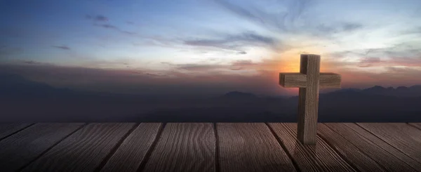 带有日出背景的木制地板上的基督教十字架 — 图库照片
