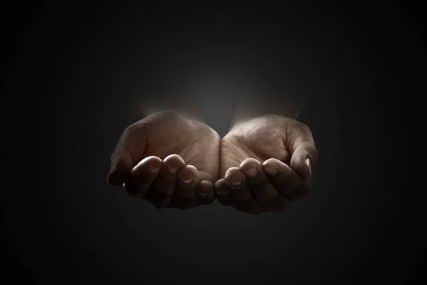Der Mensch Hob Die Hände Während Gott Vor Schwarzem Hintergrund — Stockfoto