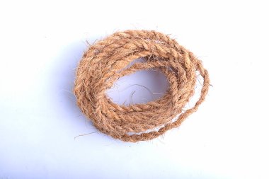 Beyaz arkaplanda kahverengi ip izole edildi