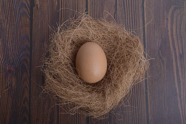 Tahta Arka Planda Yumurtası Olan Kuş Yuvası — Stok fotoğraf