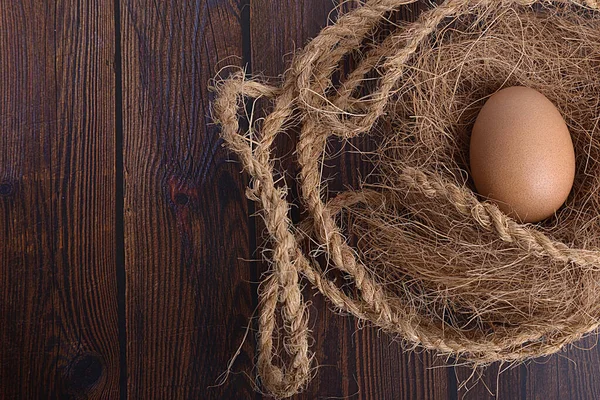 Ahşap Zemin Üzerinde Yumurta Olan Kuş Yuvası — Stok fotoğraf