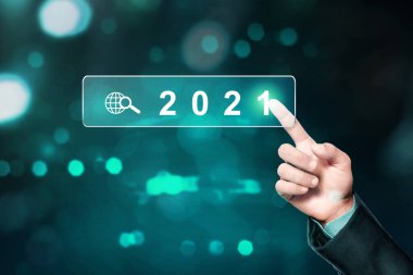 İş adamı eli 2021 'in sanal ekranına dokunuyor. Mutlu yıllar 2021