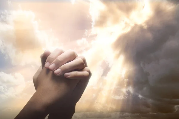 劇的な空の背景を持つ神に祈りながら人間の手を挙げ — ストック写真