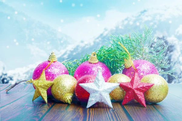 Weihnachtsdekoration Mit Bunten Ornamenten Auf Holztisch Mit Schneefall Hintergrund Frohe — Stockfoto