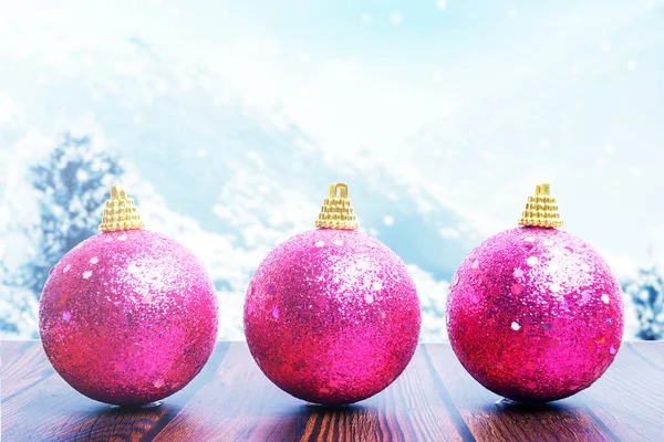 Bunte Weihnachtskugel Auf Holztisch Mit Schneefall Hintergrund Frohe Weihnachten — Stockfoto