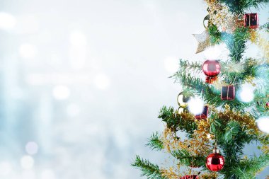 Arkaplanı bulanık, renkli bir süsü olan Noel ağacı.