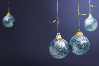 Renkli arka planda asılı gri Noel balosu. Mutlu Noeller.