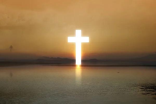 Christian Cross Borda Lago Com Fundo Céu Nascer Sol — Fotografia de Stock