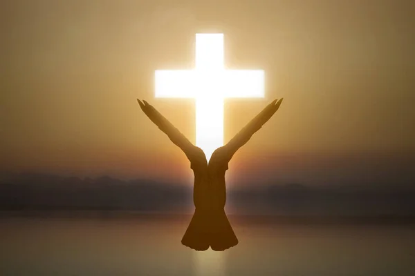 Christian Cross Sylwetka Gołębia Wschodem Słońca Tle Nieba — Zdjęcie stockowe