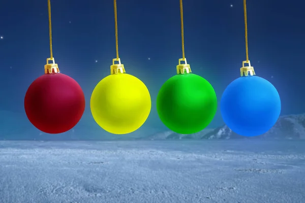 Bunte Weihnachtskugel Die Vor Nächtlichem Hintergrund Hängt Frohe Weihnachten — Stockfoto