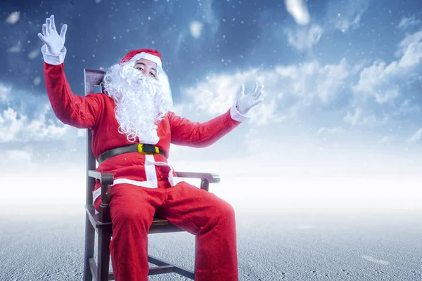 Noel Baba Kostümlü Asyalı Adam Arka Planda Kar Yağışı Olan — Stok fotoğraf
