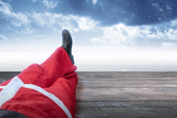 Санта Клаус Лежить Дерев Яній Підлозі Сніговим Фоном Веселого Різдва — стокове фото