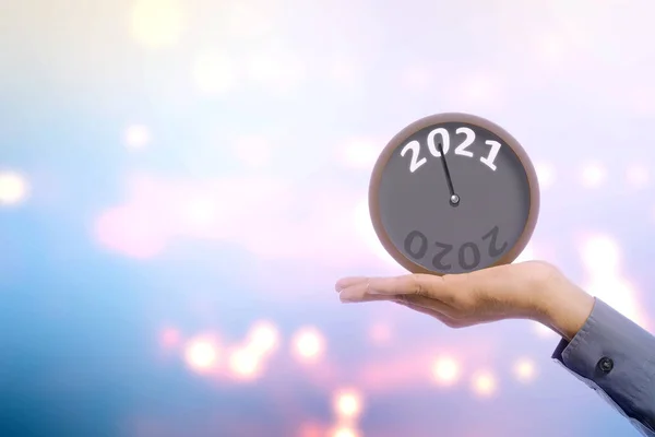 Hombre Negocios Sosteniendo Reloj Esperando Para 2021 Feliz Año Nuevo — Foto de Stock