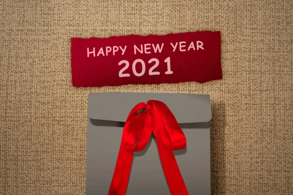 一张显示2021年红色背景的撕破的纸2021年新年快乐 — 图库照片