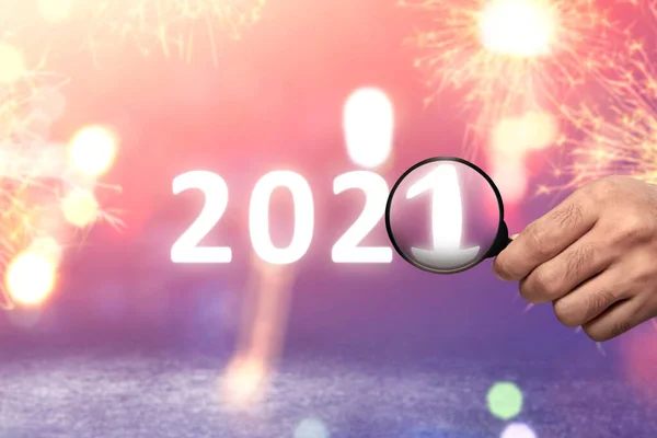Ręka Pokazująca 2021 Rok Szkłem Powiększającym Szczęśliwego Nowego Roku 2021 — Zdjęcie stockowe