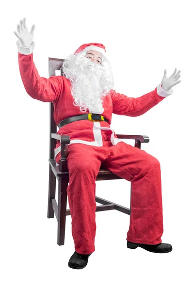 Asiatisk Man Santa Kostym Sitter Trästol Isolerad Över Vit Bakgrund — Stockfoto